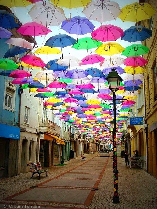 15. Portekiz'deki Şemsiyeli Sokak