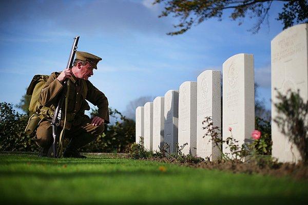 18. 1. Dünya Savaşı dönemindeki asker kıyafetlerini giyerek Commonwealth Savaş Mezarları Komisyonu Y-Farm Mezarlığı'ı ziyaret eden yaşayan tarih meraklısı Chris Barker. Bois-Grenier, Fransa. 22 Ekim