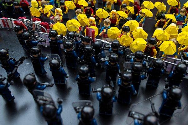 23. Lego karakterlerinden oluşturulan Hong Kong'daki çevik kuvvet polislerini ve protestocuları gösteren bir sahne. 20 Ekim