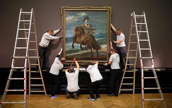 26. Viyana Sanat Tarihi Müzesi'nde yapılacak olan “Velazquez” sergisi için Diego Velazquez tarafından yapılan "Atlı Prens Baltasar Carlos" tablosunu asan çalışanlar. Viyana, Avusturya. 20 Ekim