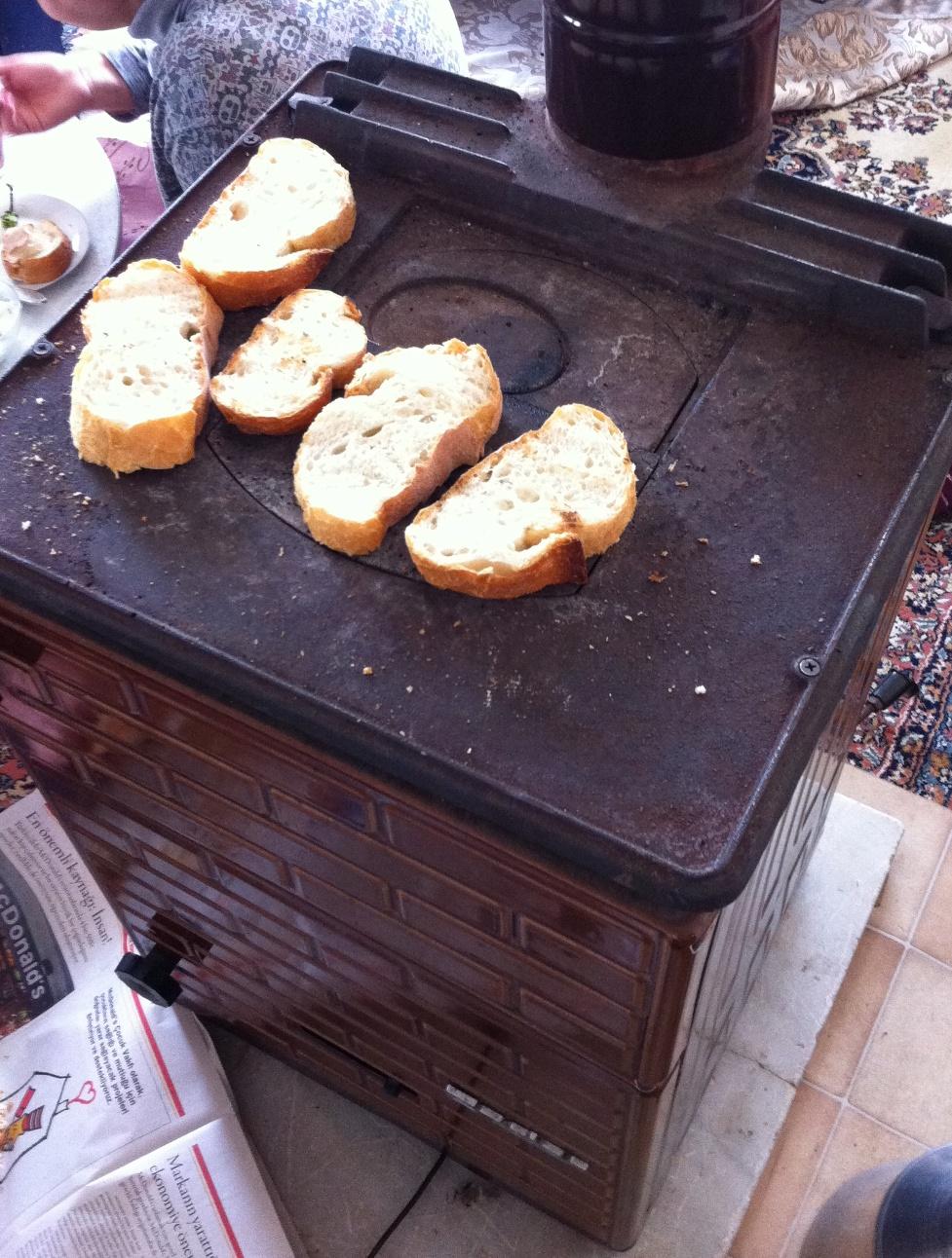 15. Bir yandan kahvaltı yapılırken bir yandan da ekmekler kızarır ve arada unutulunca yanık kokusu ve dumanıyla farkedilir. Anneniz de yanıkları bıçakla sıyırır ve yine de o ekmek yenir.