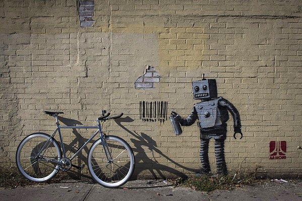 2. Banksy'nin en bilindik eserlerinden, duvara barkod çizen grafiti sanatçısı robot.