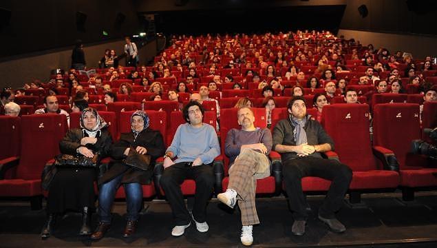 43. Sinemada sıranın ortasında oturanlar salona en son girerler.