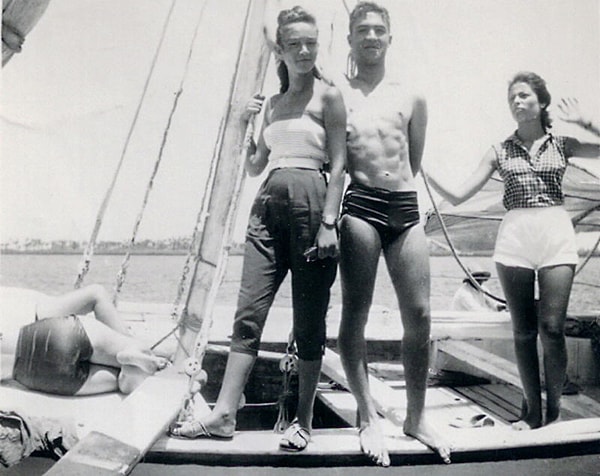 2. İskenderiye Limanı'nda güneş banyosu yapan gençler, yıl 1955.