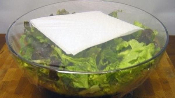 8. Salataya kullanacağınız marulun üzerine bir adet havlu kağıt koyarak muhafaza ederseniz, marul bir hafta kadar taze kalacaktır.