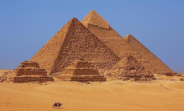 8. Gize’deki üç piramit aralarında bir Pisagor üçgeni olacak şekilde düzenlenmişlerdir. Bu üçgenin kenarlarının birbirlerine göre orani 3: 4 :5′dir.