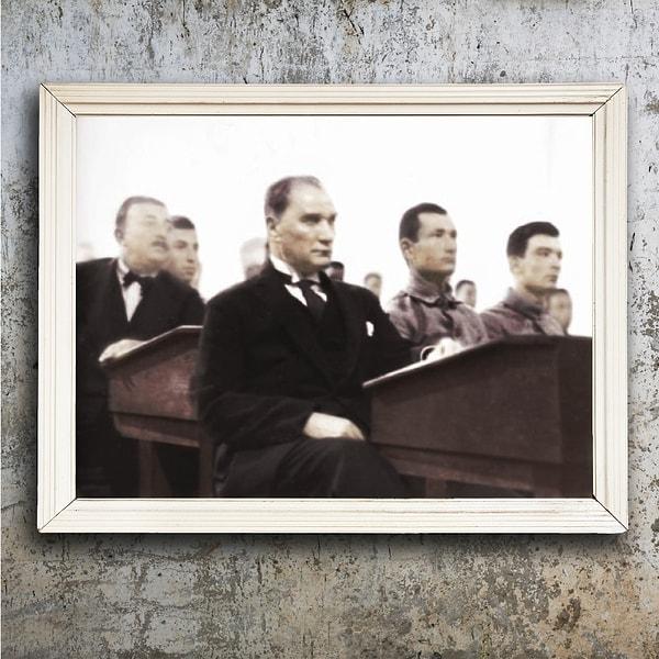 6) Atatürk, Harbiye Mektebi’nde öğrencilerle aynı sıralarda oturup dersi dinliyor. (1927)