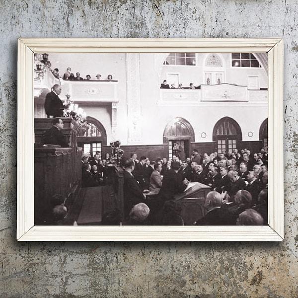 13) Cumhurbaşkanı M. Kemal Atatürk, TBMM kürsüsünde konuşurken.