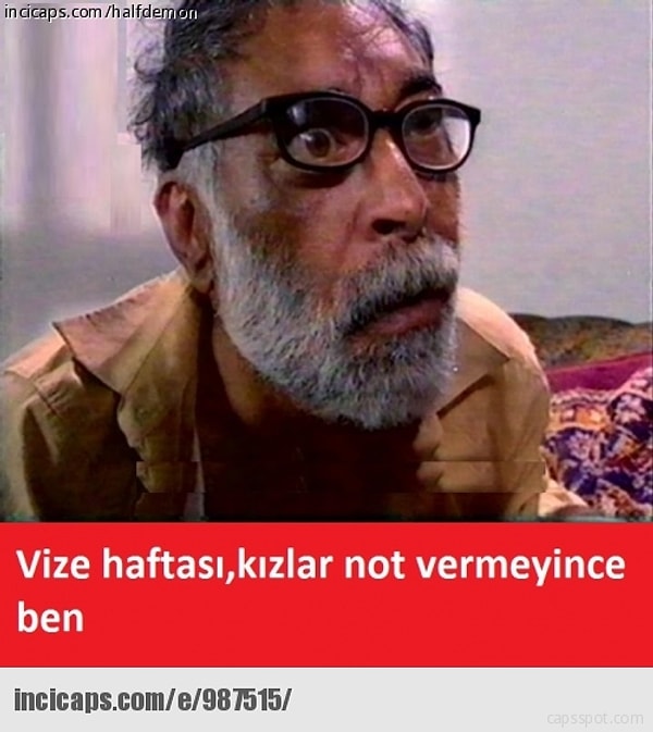 O ön sırada 4 tane kız vardır gözlüklü sivilceli bildiniz demi not vermeyenler