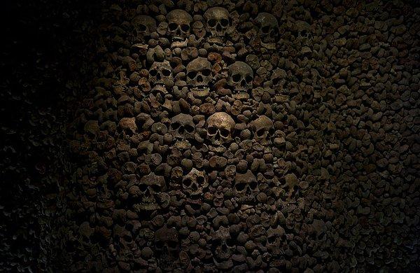 1. Çek Cumhuriyeti'nin Brno şehrinde bulunan St. James kilisesindeki anıtmezar, 50,000 den fazla insanın kafatası ve kemikleri, 19 Ekim 2012. 200 yıl kadar süre keşfedilmemiş olan bu mezarlık kilise altındaki inşaat çalışmaları sırasında 2001'de keşfedildi.