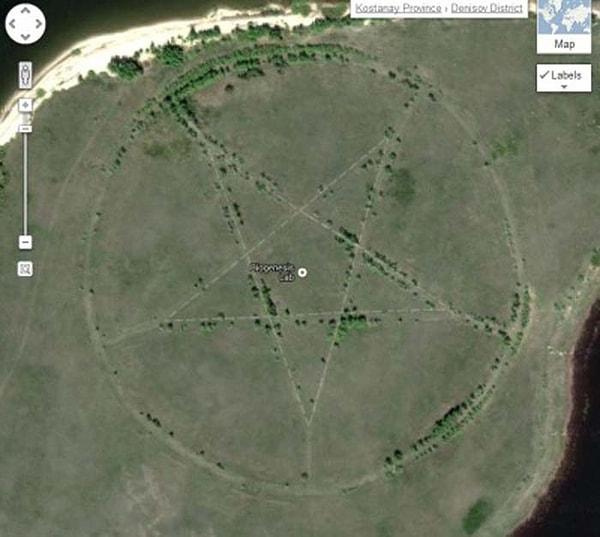 3. Bu koca pentagram işareti kesinlikle kazara yapılmıştır, evet, kesinlikle kazara...