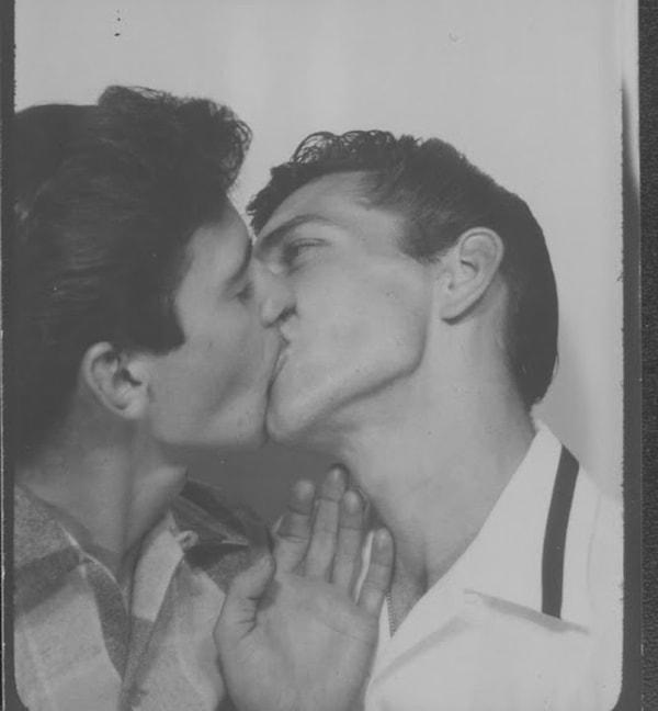 7. Aşkın sınır tanımadığını gösteren eşcinsel çift öpüşüyor, 1953.