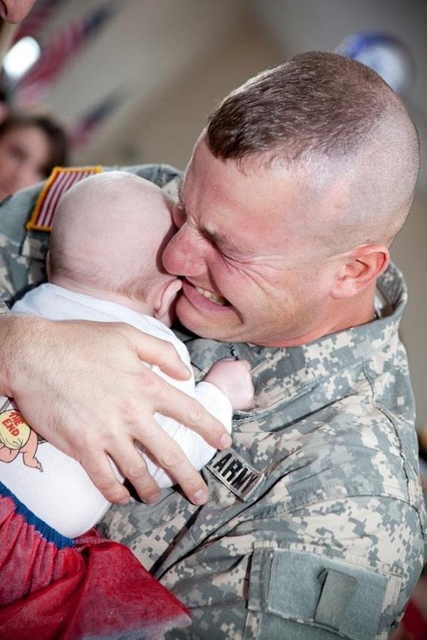 9. Görevden dönerek küçük kızını ilk kez kucaklama şansını bulan asker Chad Flemming.