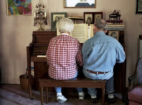 34. 72 yıldır birlikte olan bir çift birlikte piyano çalıyor. New York, 2011.