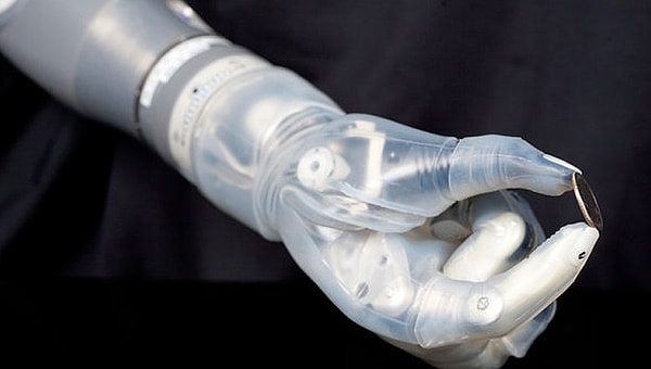 20. Разработана роботизированная рука, которой мысленно можно управлять.