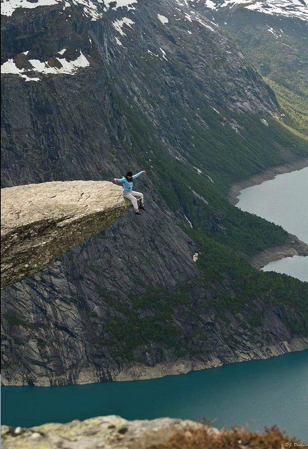 5. Norveç'te Trolltunga kayasının üstünde oturmak!