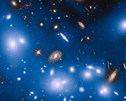 Hubble Ölü Galaksilerden Gelen Işığı Yakaladı