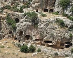 Kaya Mezarlarına İş Makinası ile Kıyım