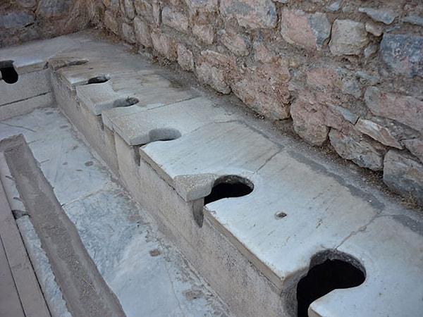 8. En eski alafranga tuvalet (2.000 yıl)