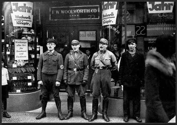 2. Naziler, halkı Yahudi dükkanlarını protestoya çağırmak için şarkı söylerken, 1933.