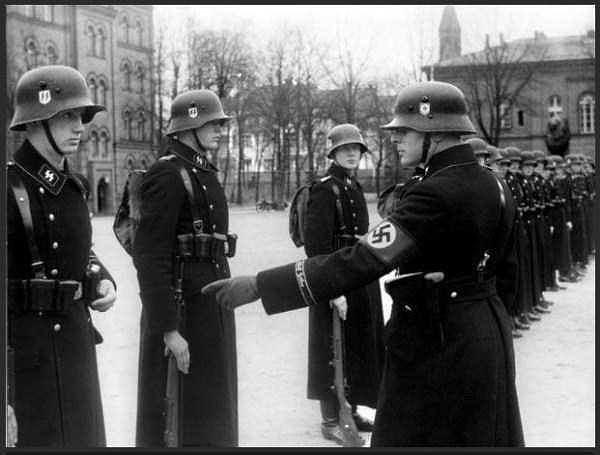 5. Hitler'in kişisel korumaları talim yaparken, Almanya, 1938.
