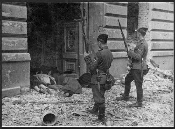 32. Ukraynalı askerler katlettikleri Yahudilerin başlarında, Varşova, 1943.