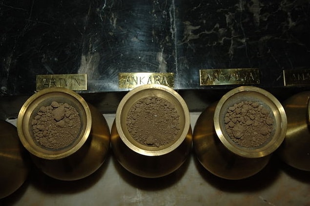 Piramidal külahlı tavanı geometrik motifli mozaikler süslüyor. Odanın ortasında kıble yönünde kırmızı mermerden sanduka bulunuyor. Sandukanın çevresindeki pirinç vazolarda, Türkiye’nin 81 ilinden, KKTC ve Azerbaycan’dan getirilen topraklar yer alıyor.