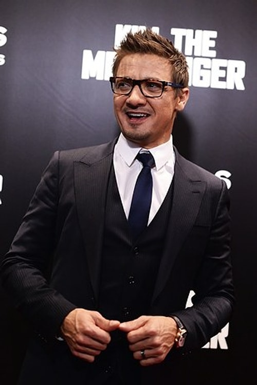 Yok artık diyorsunuz, biliyorum ama bu gerçekten de Jeremy Renner'ın iki farklı görünümü.
