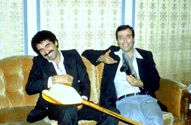 10. Çiğ köfte vesilesiyle mi yoksa sesinin yanıklığında mı bilemiyoruz ama en çok İbrahim Tatlıses dinlemeyi severmiş.