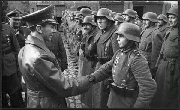 45. Goebbles genç bir askeri Demir Haç Nişanı'nı kazandığı için tebrik ederken, 1945.