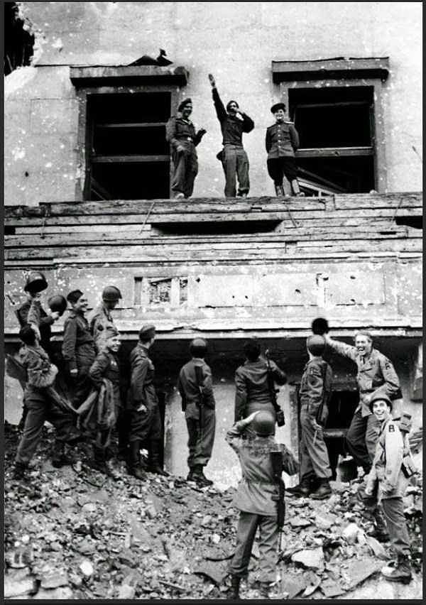 46. Müttefik Askerleri, Reich Parti Kongresi'ndeki kendi balkonunda Hitler ile alay ediyorlar, 1945.