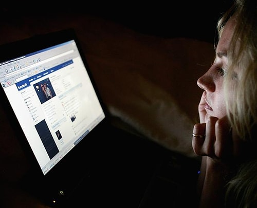 Olgun kadınlar, yeni bir ilişkiye başladıklarında bunu derhal Facebook üzerinden duyurma ihtiyacı hissetmezler. Şımarık kızlar ise, bir ilişkiye başladıklarının ardından birkaç saniye içerisinde Facebook'ta 'bir ilişki içerisinde' durumuna geçerler.