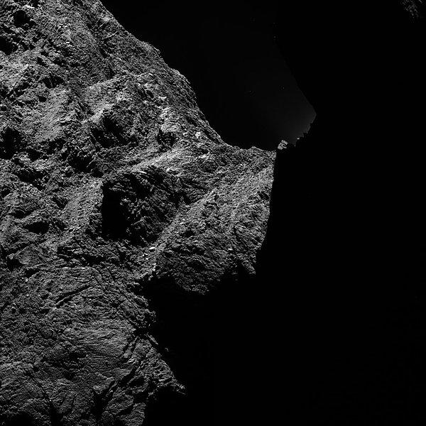 23. Rosetta'ya ait bir bilimsel görüntüleme sistemi olan OSIRIS tarafından, 30 Ekim 2014 tarihinde yıldıza 30 kilometre uzaklıktan çekilen fotoğraf: