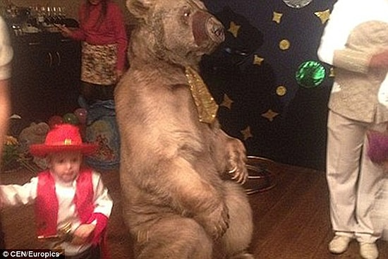 Oğlunun Doğum Gününe Ayı Getirdi