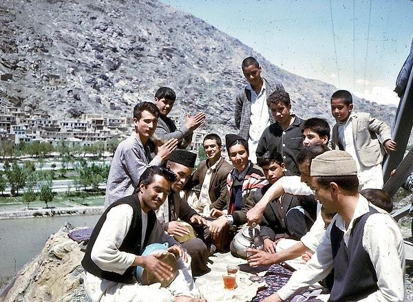 1. Piknik yapan Afgan erkekler