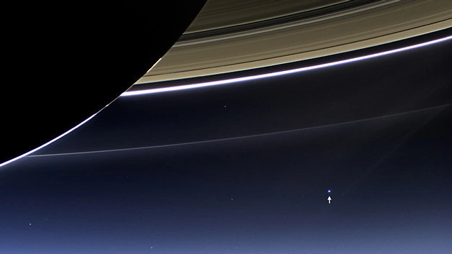 Saturn Halqasının arxasındakı Yerimiz.