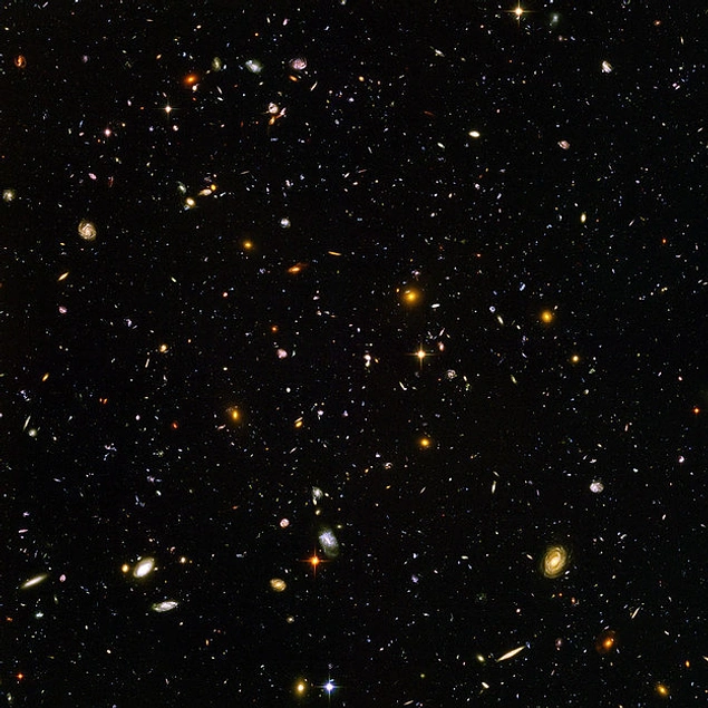 Böyük düşünək, Hubble Teleskopu ilə çəkilən bu fotoşəkildə də minlərlə qalaktika, minlərlə qalaktikada milyonlarla ulduz və öz sistemləri və planetləri var.