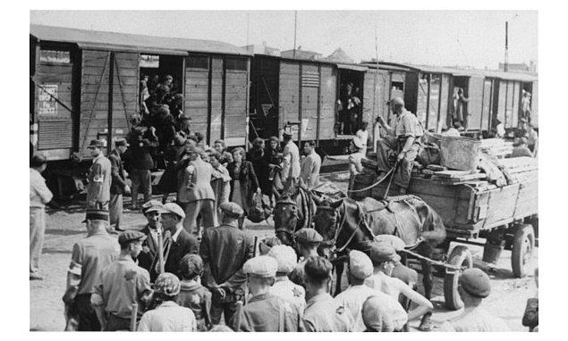 2. Çikolata, Yahudi Soykırımı'na da alet edilmiş. Naziler, toplama kampına gidecek vagonlara bindirmek için kurbanları çikolata ile kandırıyordu.