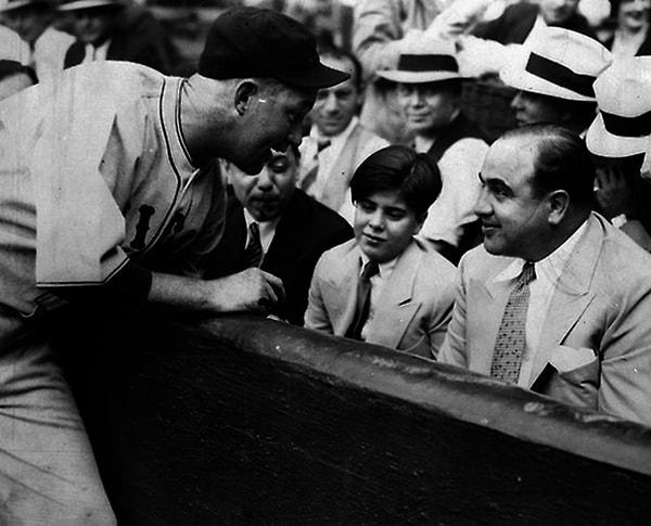 9. Cubs takımının yakalayıcısı Gabby Hartnett, Al Capone'un oğlu Sonny Capone için bir beyzbol şarkısı söylerken, 1931.