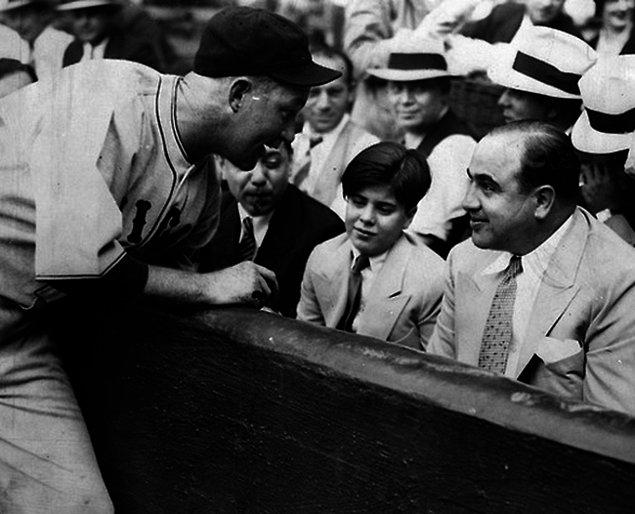 9. Cubs takımının yakalayıcısı Gabby Hartnett, Al Capone'un oğlu Sonny Capone için bir beyzbol şarkısı söylerken, 1931.