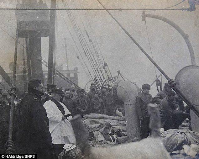 13. Denizin derinliklerinde kaybolmadan önce Titanik kurbanları için dua eden bir papaz, 1912.