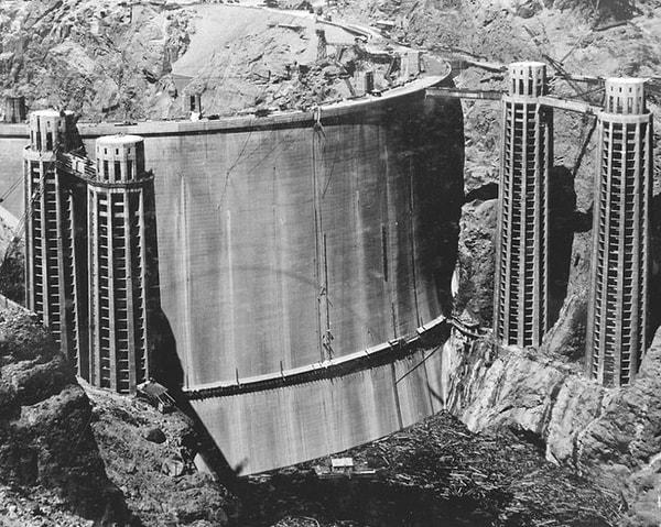 34. Yıkılıp sular içinde kaybolmadan önce Hoover barajının arkadan görünümü, 1936.