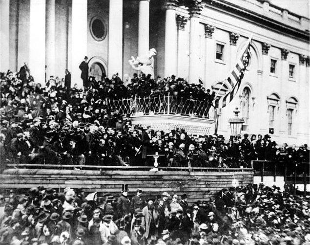 53. Abraham Lincoln'ün ikinci açılış konuşmasıyla ilgili bilinen tek fotoğrafı. 4 Mart 1865.