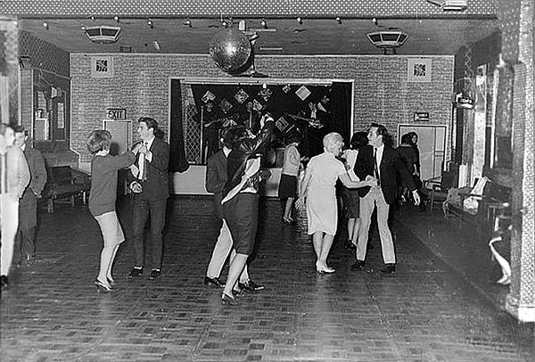 22. The Beatles ünlü olmadan sadece 6 ay önce Aldershot Club'da 18 kişiye konser verirken, 1961.