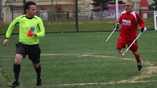 Hakemi Koltuk Değnekleri ile Kovaladı