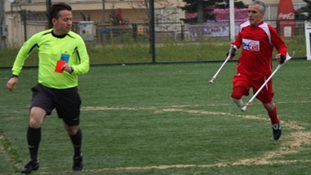 Hakemi Koltuk Değnekleri ile Kovaladı