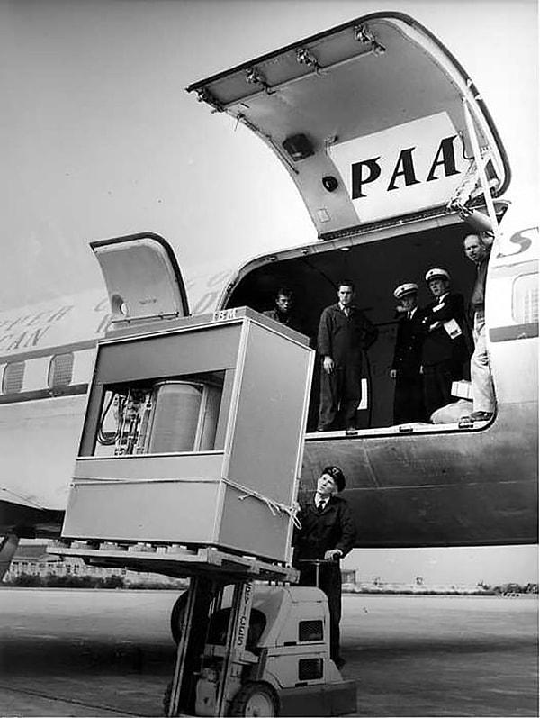 31. İlk 5 mbayt'lık hard disk uçağa yüklenirken, 1956.