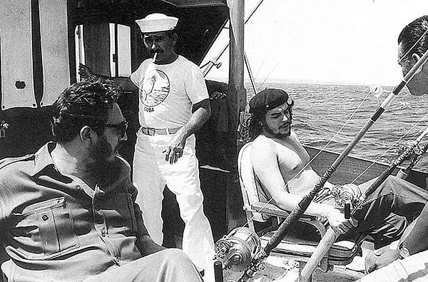 40. Che Guevara ve Fidel Castro balık tutarken, 1960.