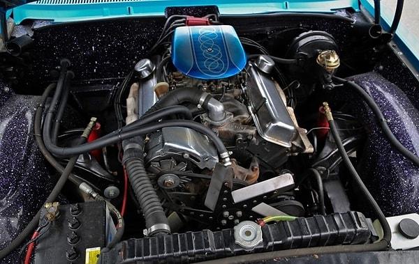 9. 5.7 litrelik V8 motorun görev yaptığı otomobilde Holley marka intake manifold kullanılmış.