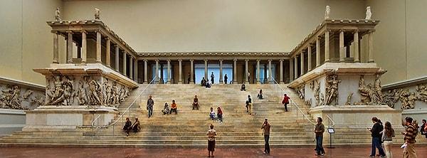 2. Pergamon'daki Zeus Sunağı ( Bergama) Berlin müzesi